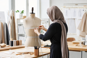 اندازه گیری بدن برای خیاطی روی مانکن در کارگاه طراحی لباس